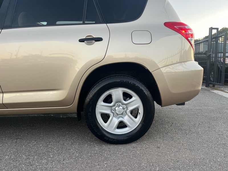 Toyota RAV4 Base V6 2WD 2012