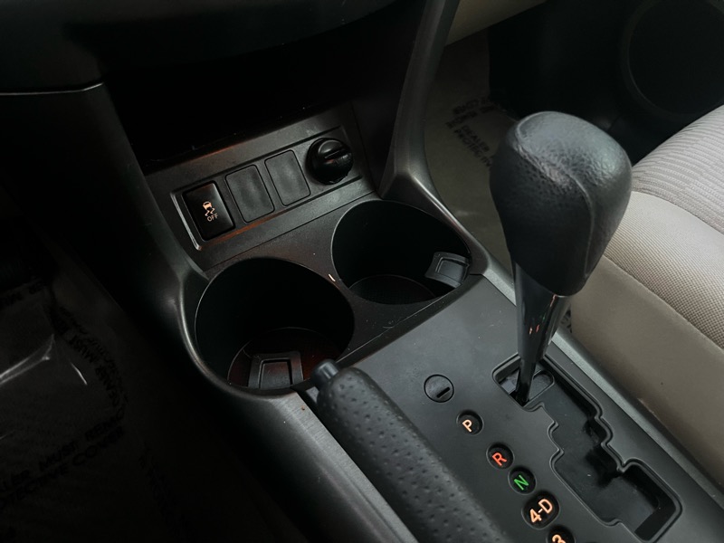 Toyota RAV4 Base V6 2WD 2012