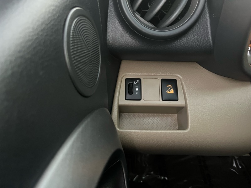 Toyota RAV4 Base V6 2WD 2012