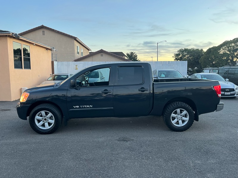 Nissan Titan LE Crew Cab 2WD SWB 2010