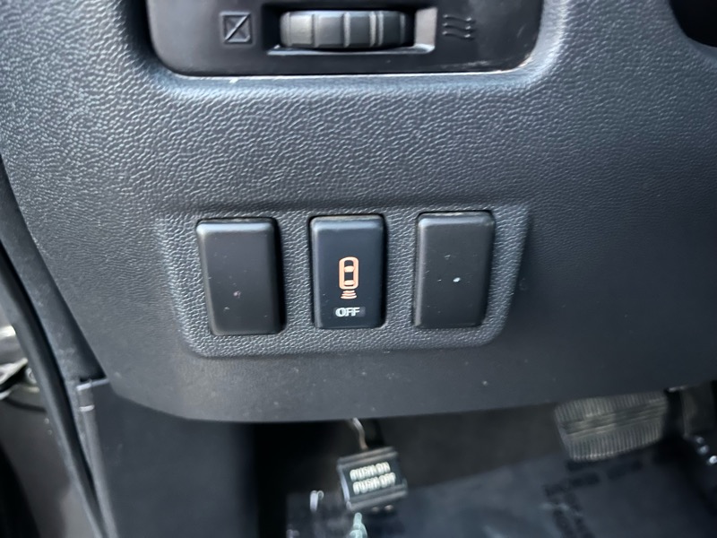 Nissan Titan LE Crew Cab 2WD SWB 2010