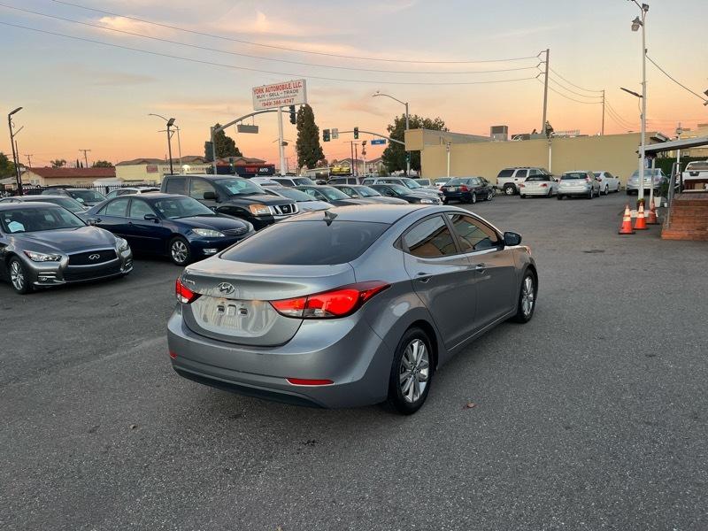 Hyundai Elantra SE 6AT 2015