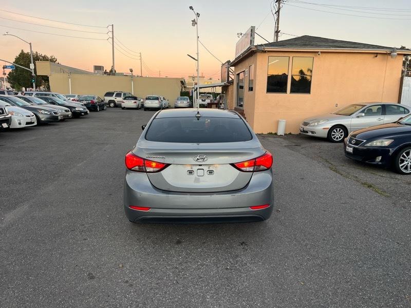 Hyundai Elantra SE 6AT 2015
