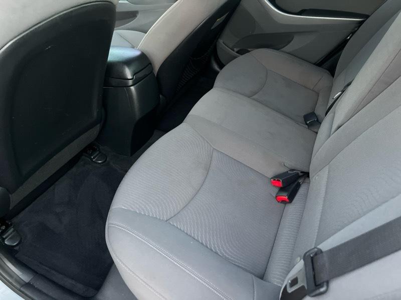 Hyundai Elantra SE 6AT 2015