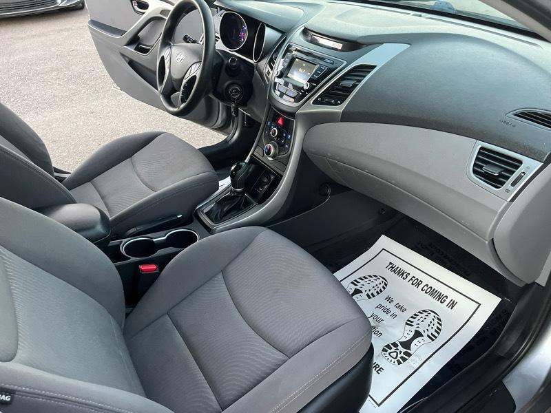 Hyundai Elantra SE 6AT 2015