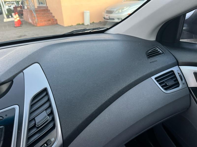 Hyundai Elantra SE 6AT 2015