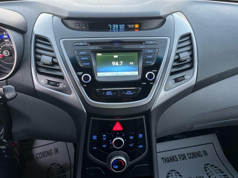 Hyundai Elantra SE 6AT 2015