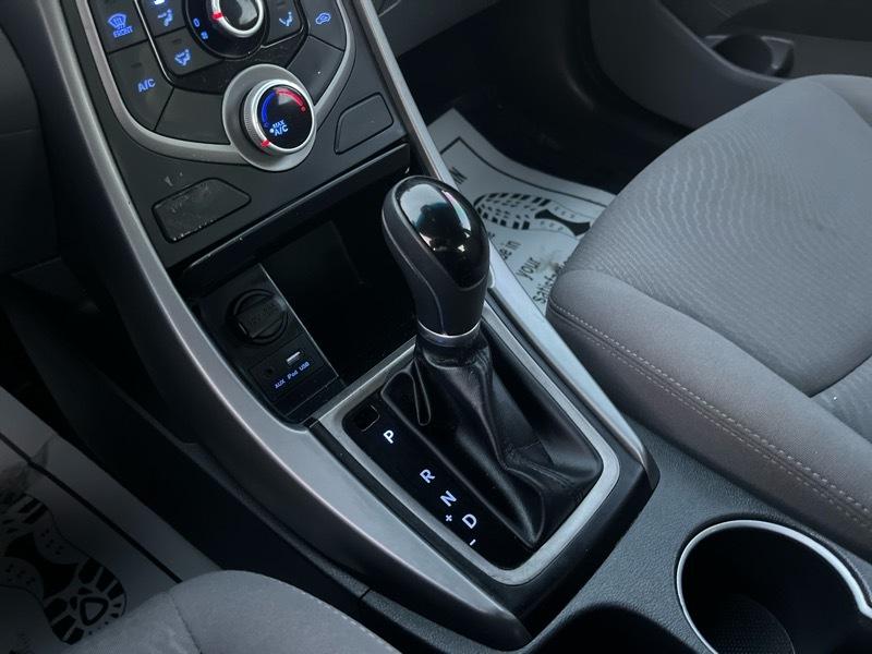 Hyundai Elantra SE 6AT 2015