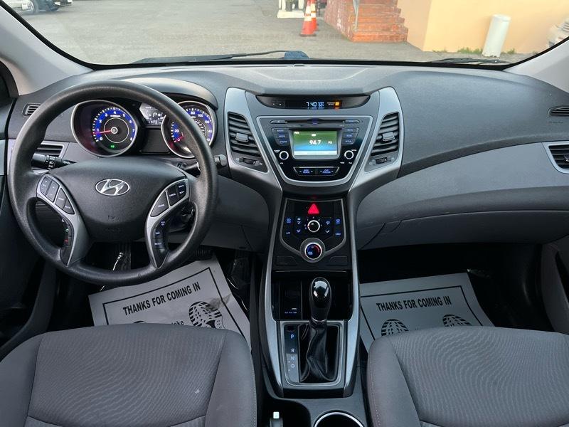 Hyundai Elantra SE 6AT 2015