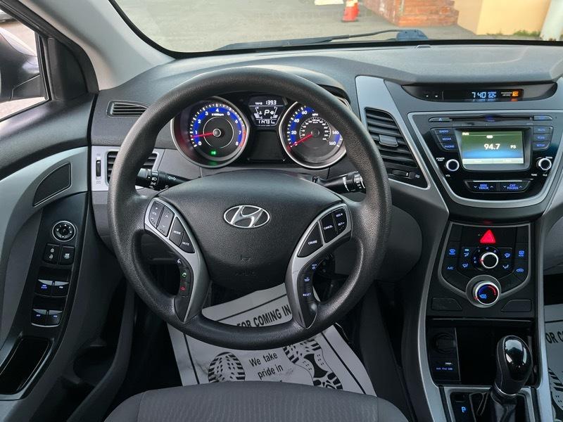 Hyundai Elantra SE 6AT 2015