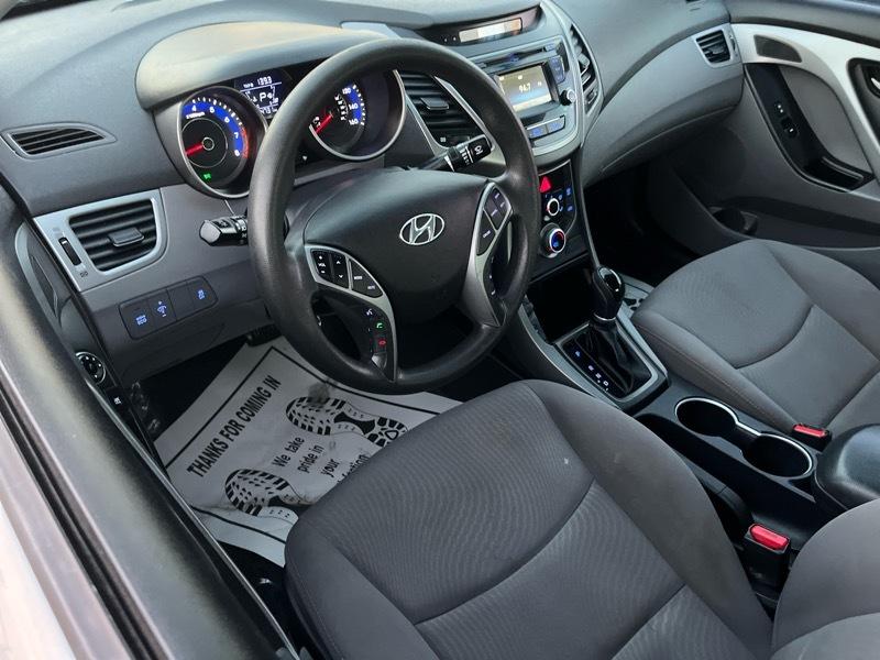 Hyundai Elantra SE 6AT 2015