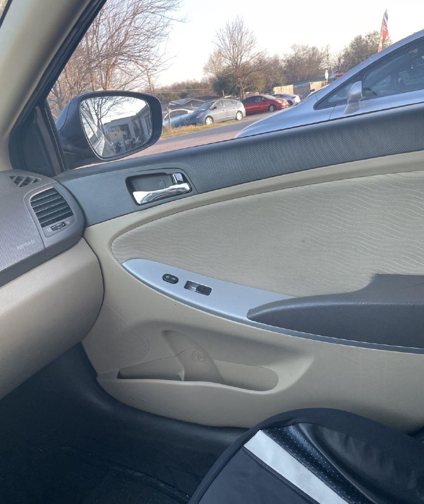 Hyundai Accent GLS 4-Door 2012