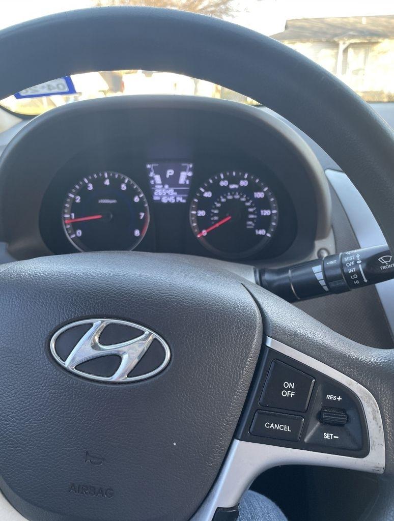 Hyundai Accent GLS 4-Door 2012