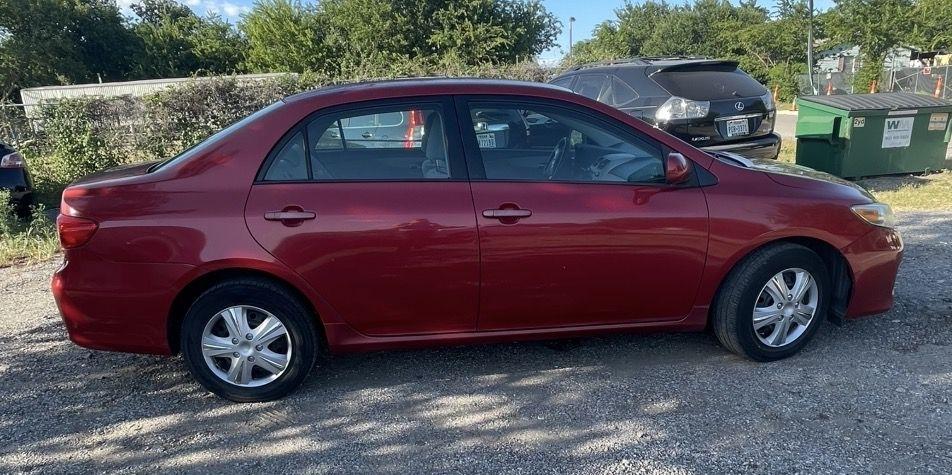 Toyota Corolla Base 5-Speed MT 2011