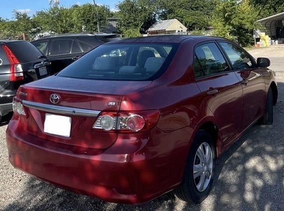 Toyota Corolla Base 5-Speed MT 2011