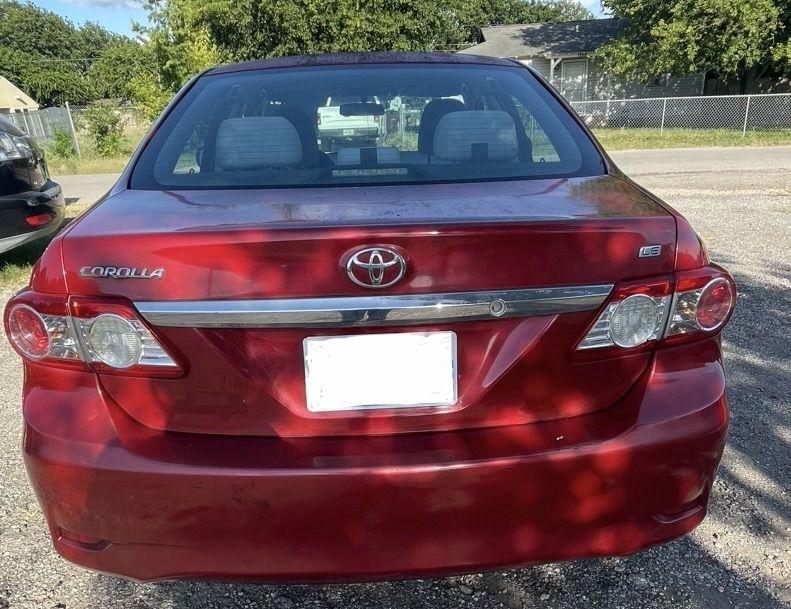Toyota Corolla Base 5-Speed MT 2011