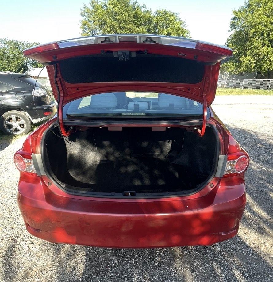 Toyota Corolla Base 5-Speed MT 2011