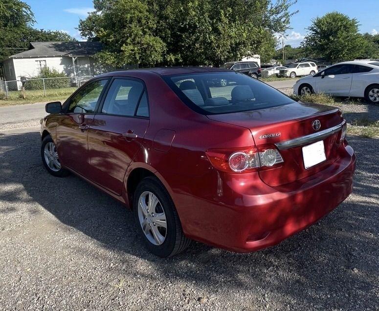 Toyota Corolla Base 5-Speed MT 2011