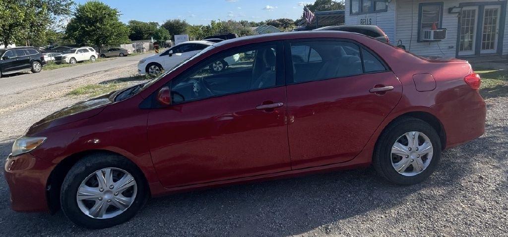 Toyota Corolla Base 5-Speed MT 2011