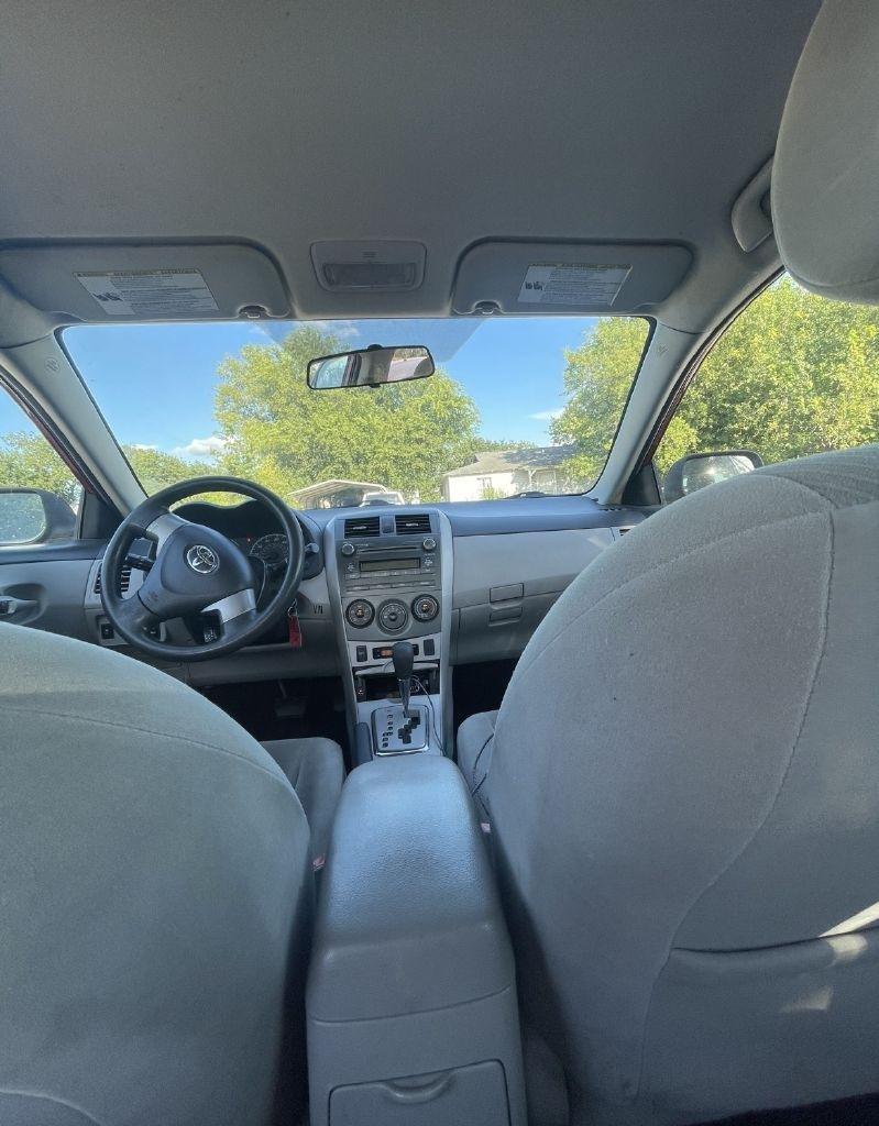 Toyota Corolla Base 5-Speed MT 2011