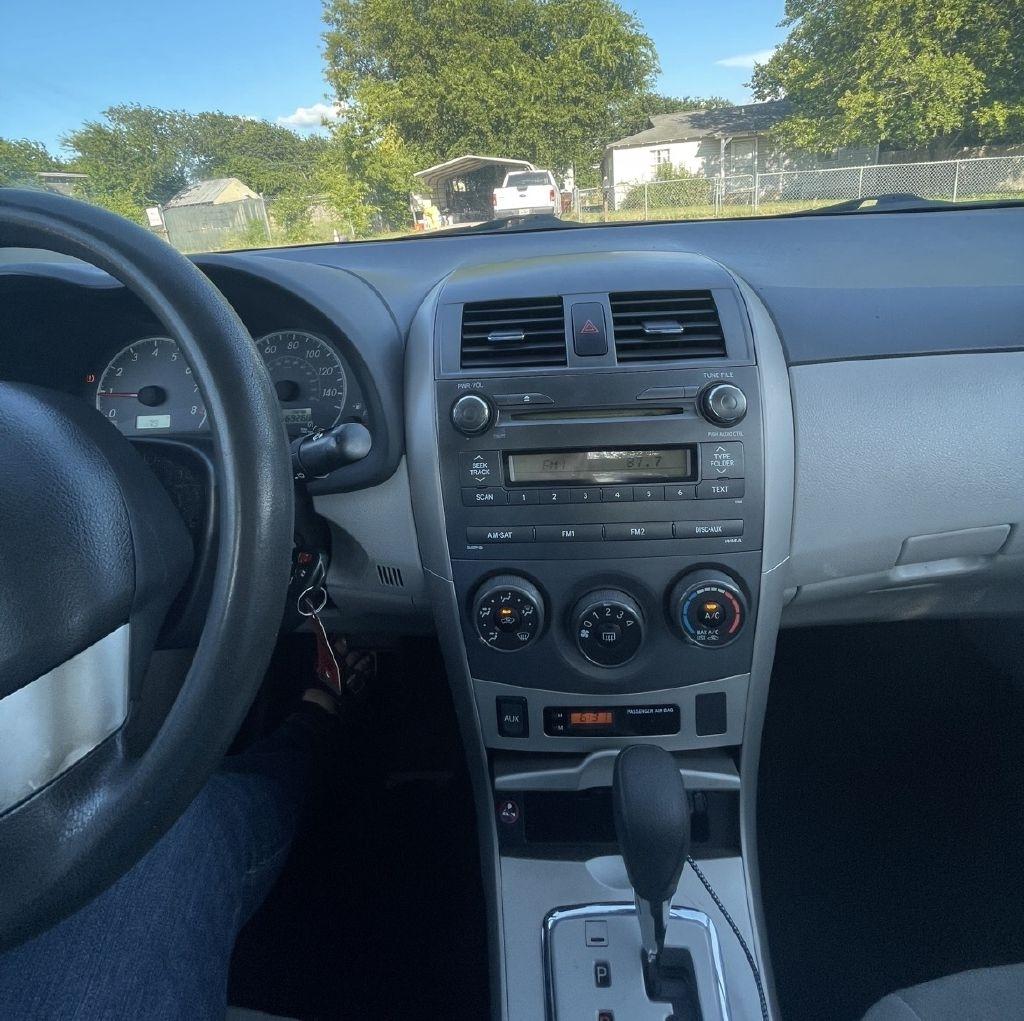 Toyota Corolla Base 5-Speed MT 2011