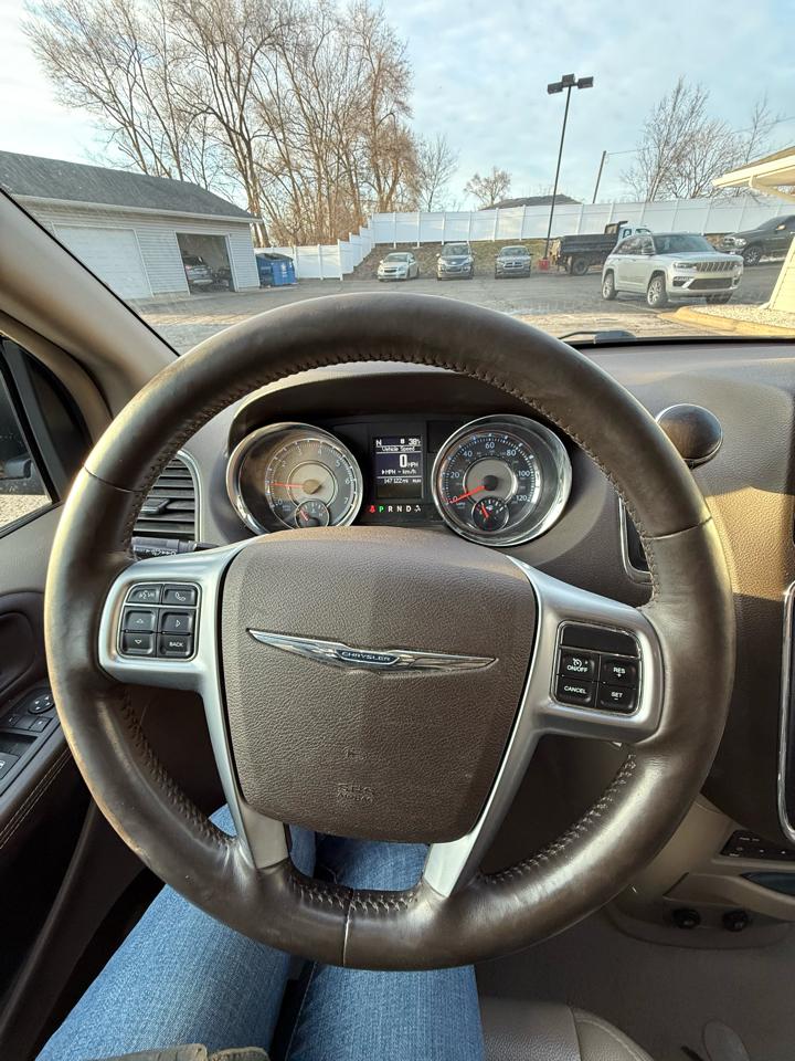 Chrysler Town & Country Touring-L 2011