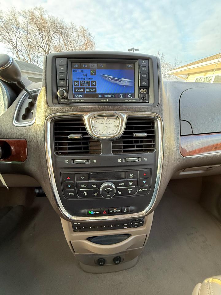 Chrysler Town & Country Touring-L 2011