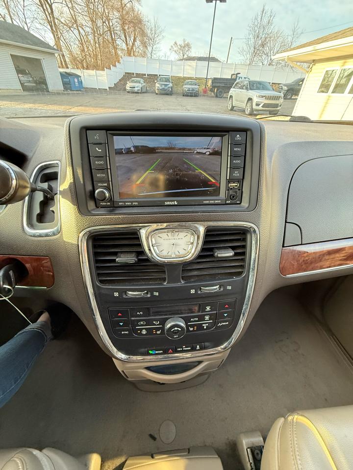 Chrysler Town & Country Touring-L 2011