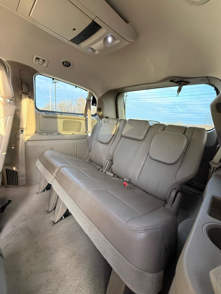 Chrysler Town & Country Touring-L 2011