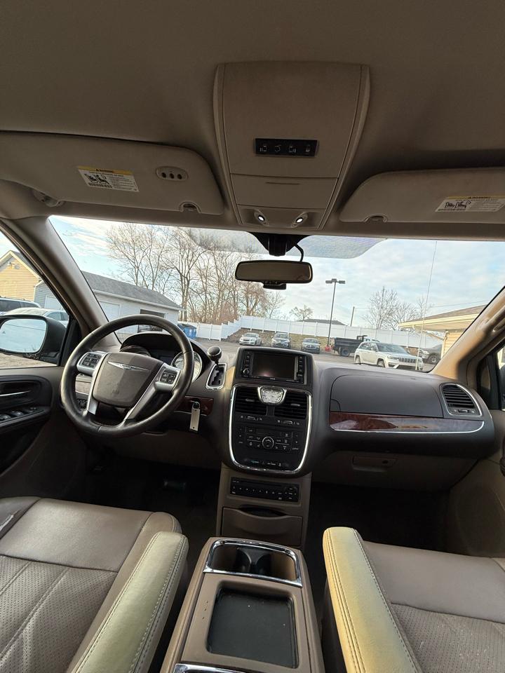 Chrysler Town & Country Touring-L 2011