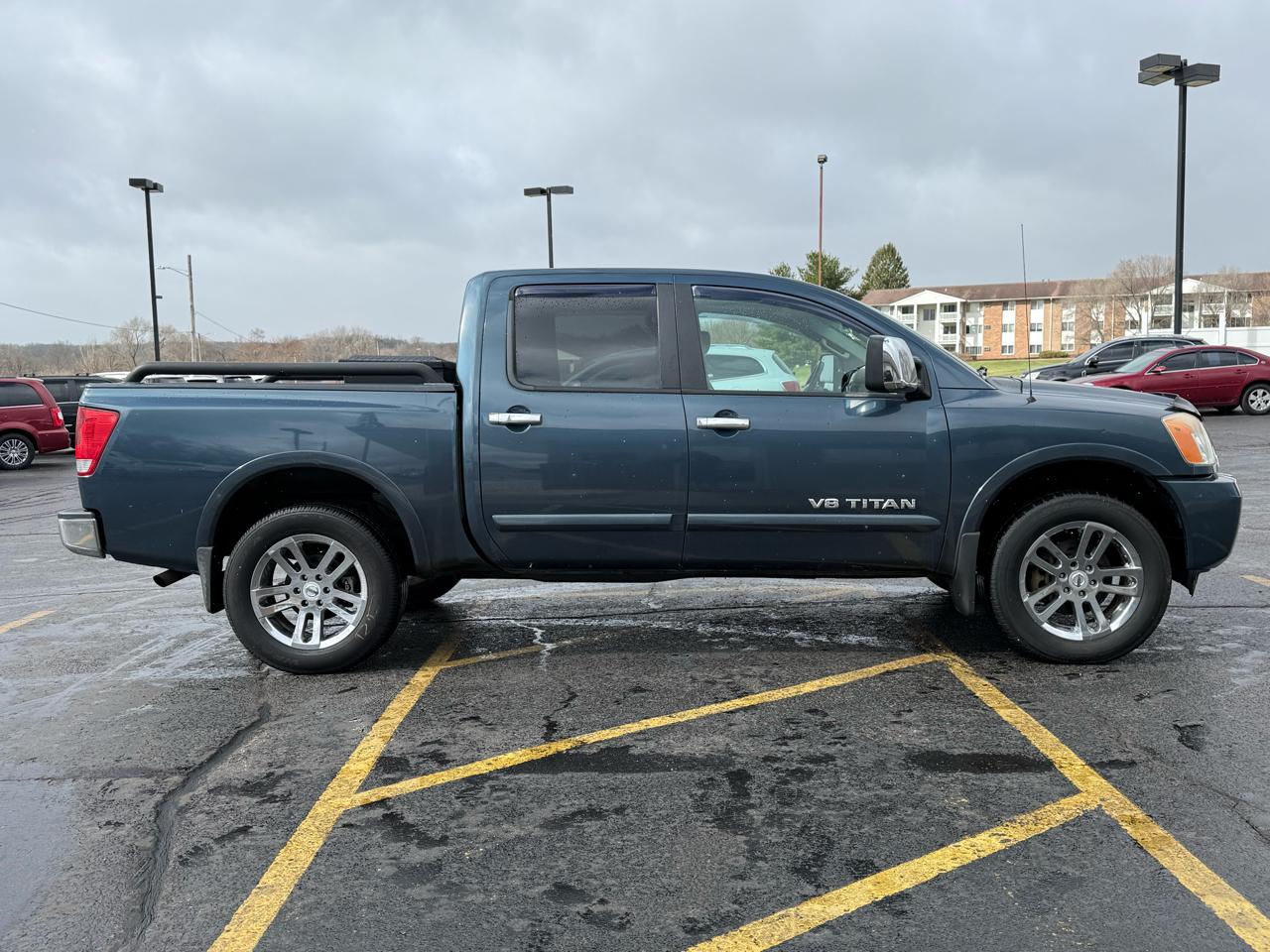 Nissan Titan SV Crew Cab 4WD 2013