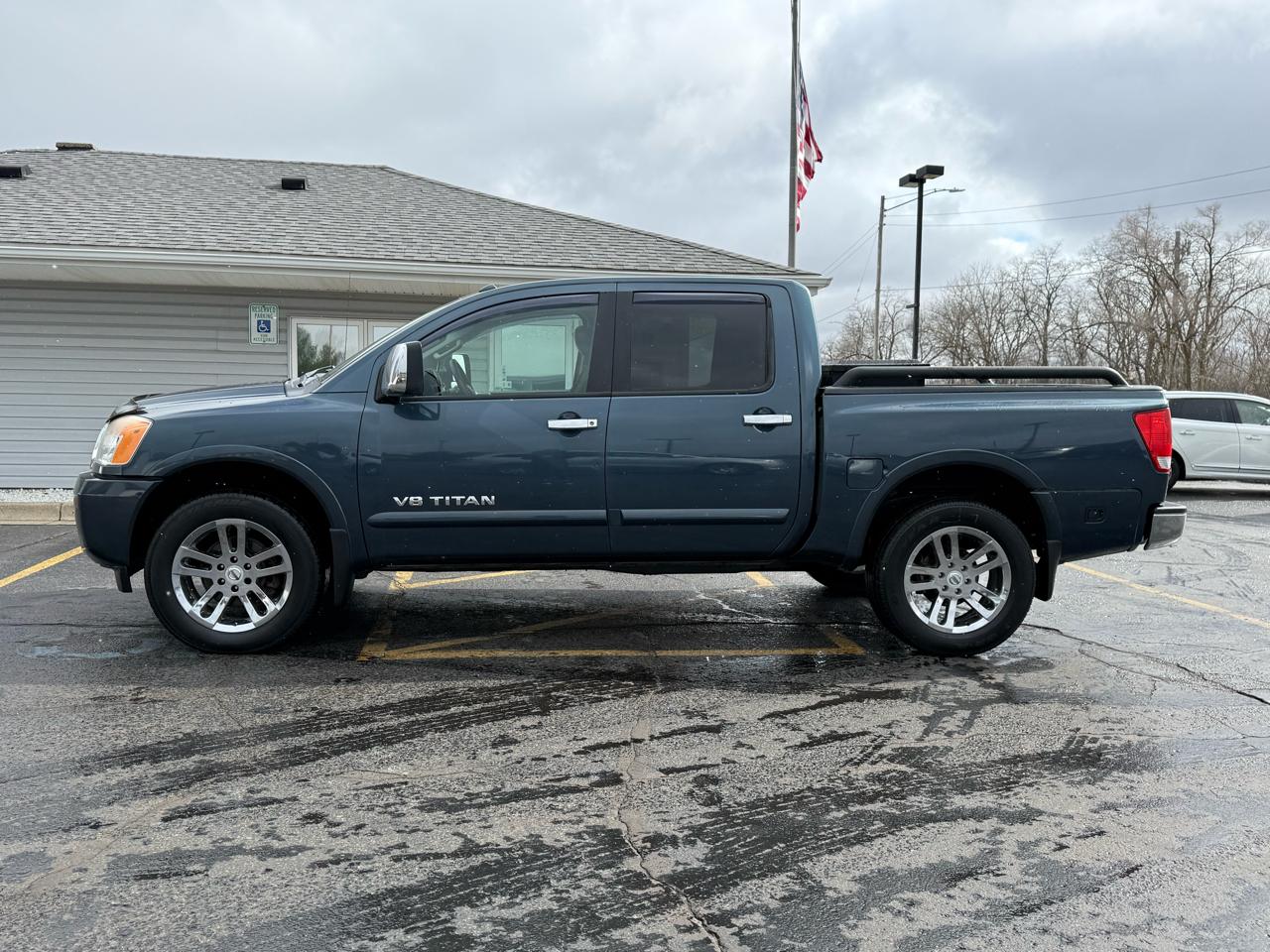 Nissan Titan SV Crew Cab 4WD 2013