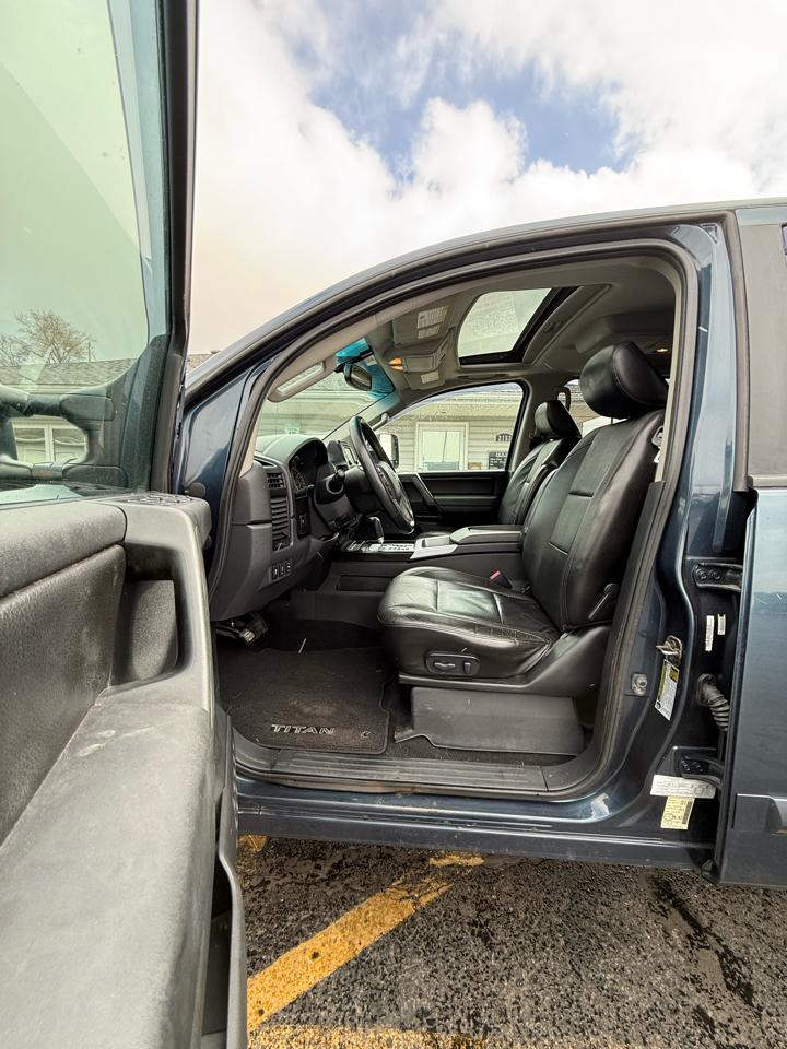 Nissan Titan SV Crew Cab 4WD 2013