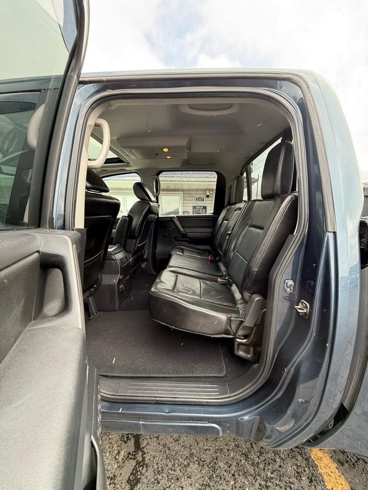 Nissan Titan SV Crew Cab 4WD 2013