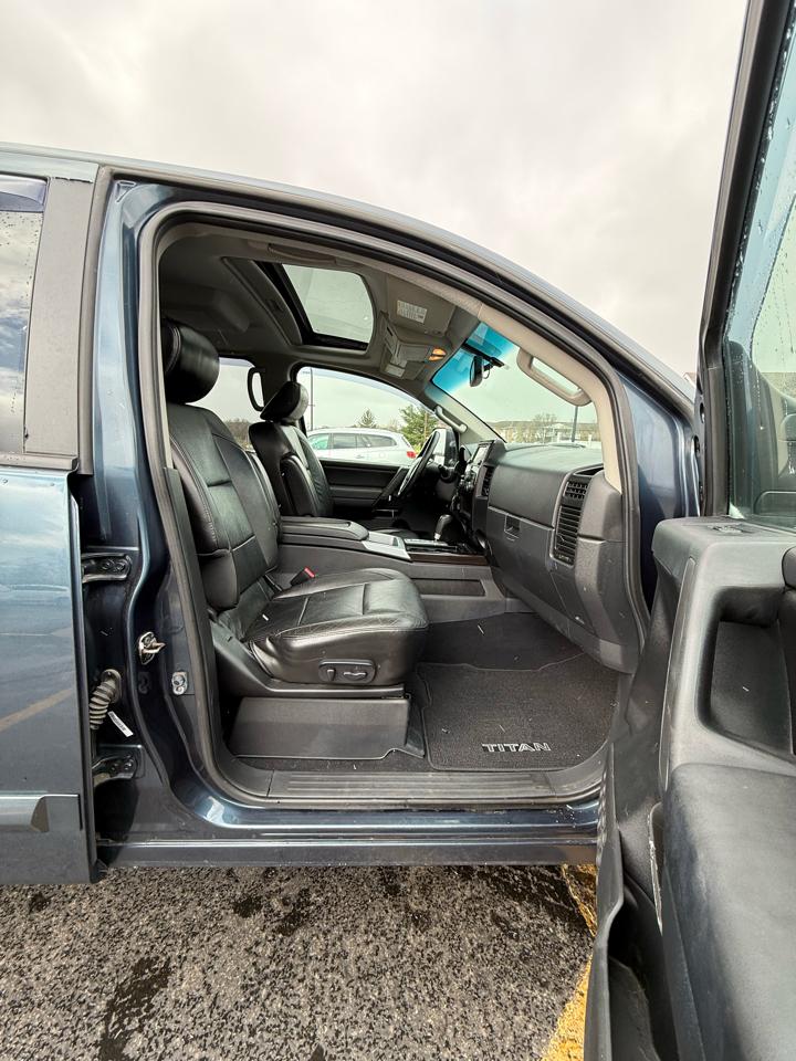 Nissan Titan SV Crew Cab 4WD 2013