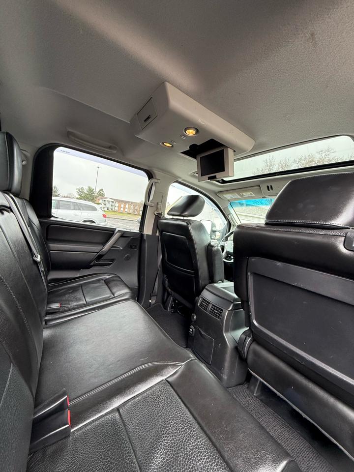 Nissan Titan SV Crew Cab 4WD 2013