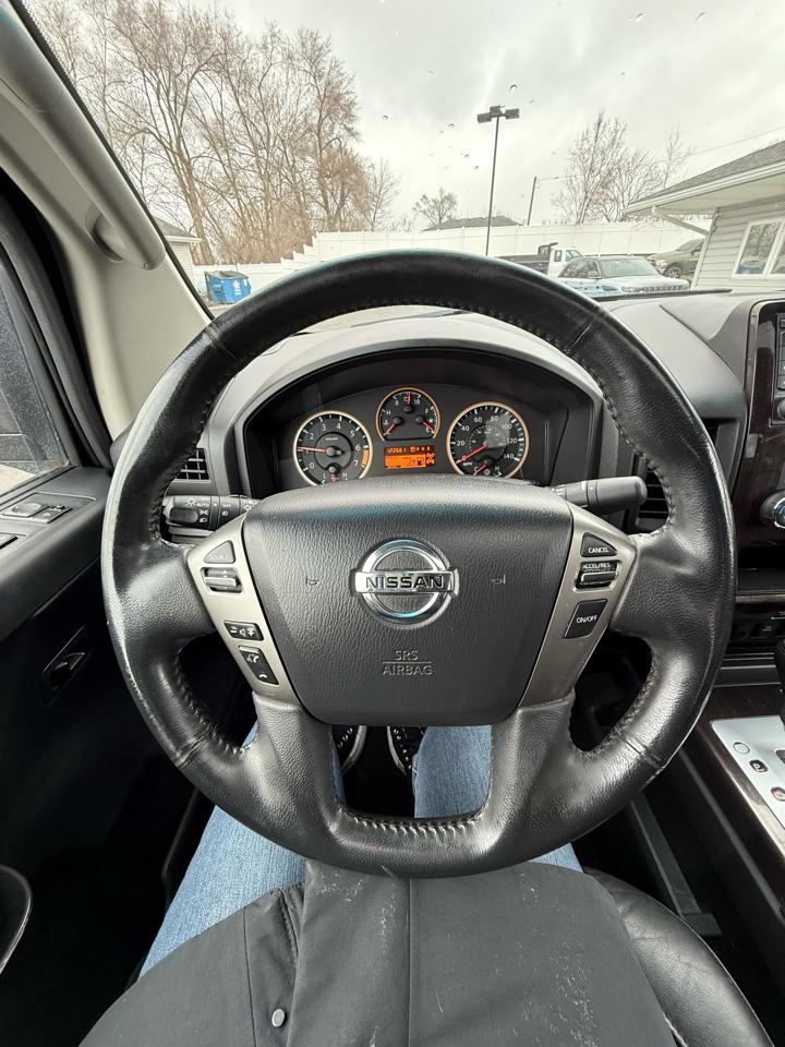 Nissan Titan SV Crew Cab 4WD 2013