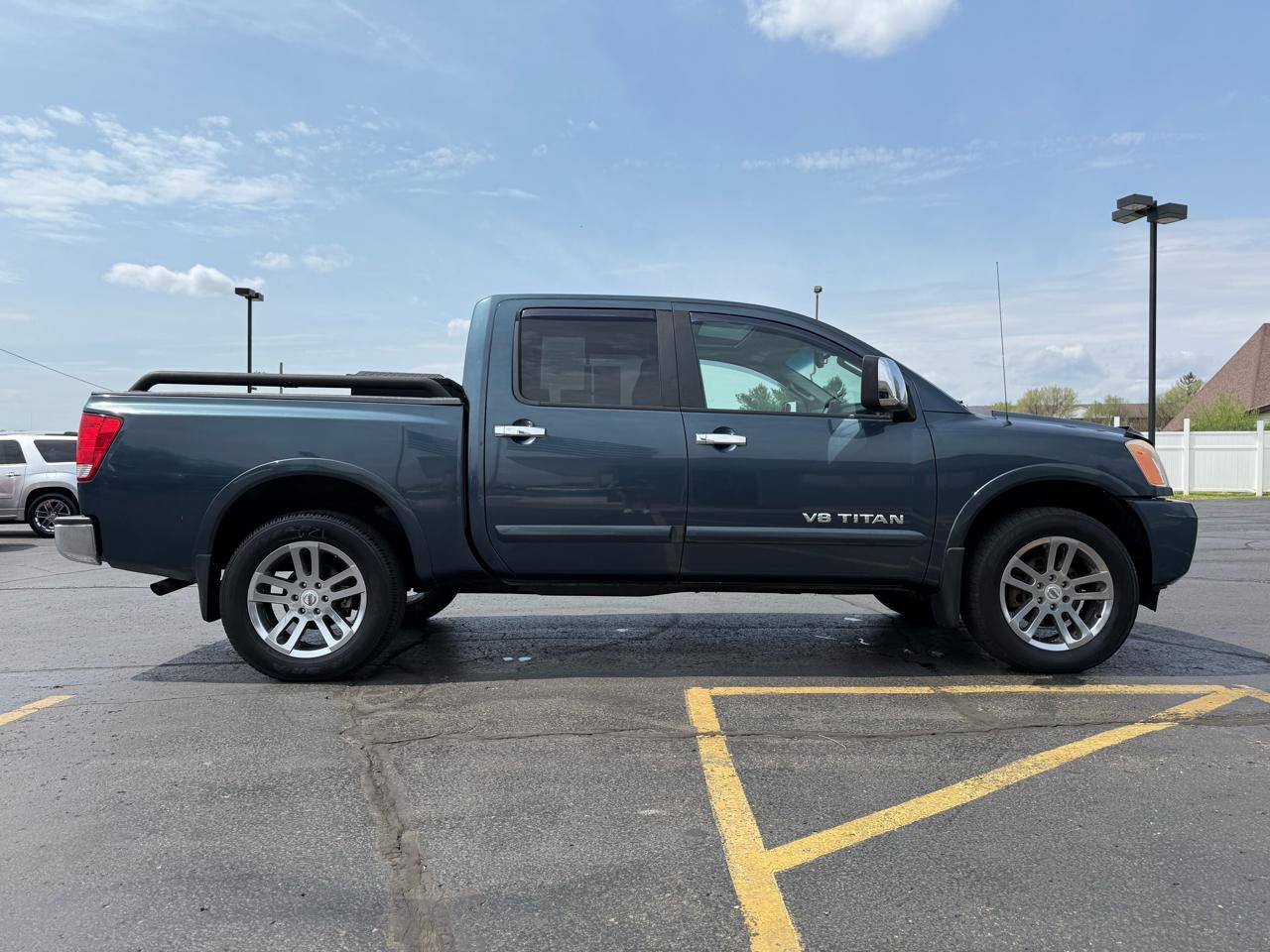 Nissan Titan SV Crew Cab 4WD 2013