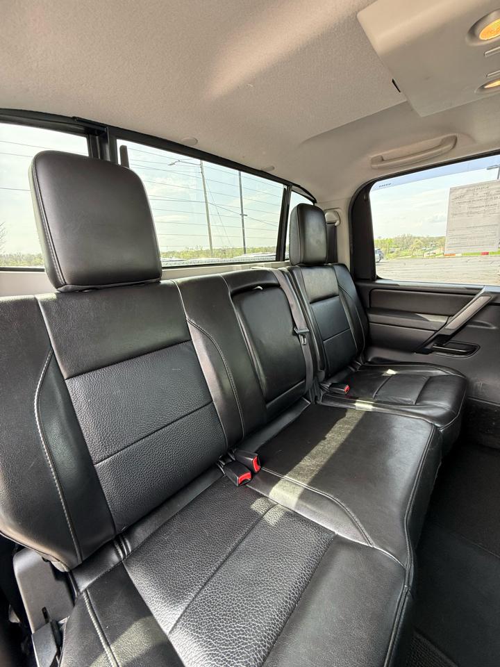 Nissan Titan SV Crew Cab 4WD 2013