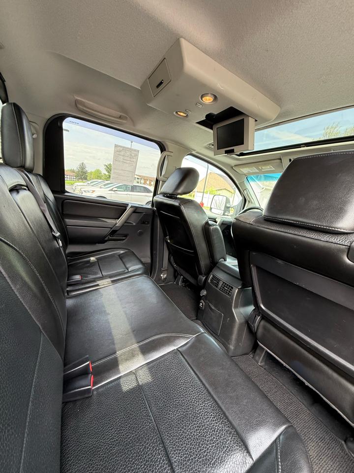 Nissan Titan SV Crew Cab 4WD 2013