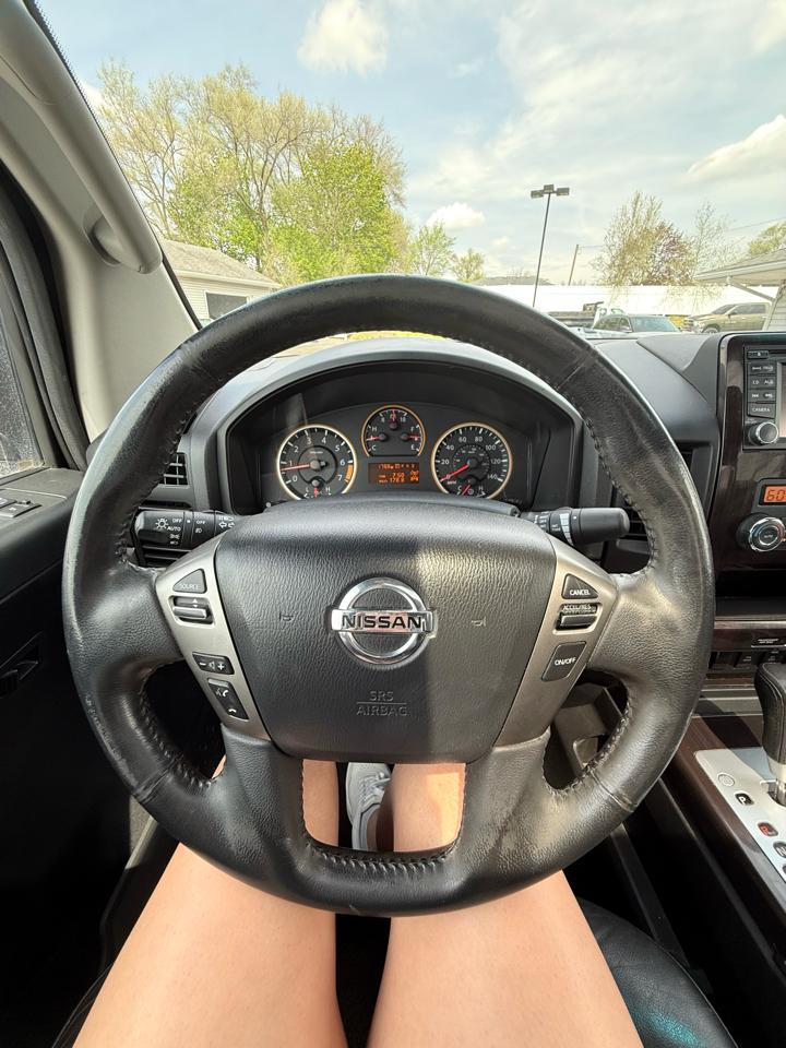 Nissan Titan SV Crew Cab 4WD 2013