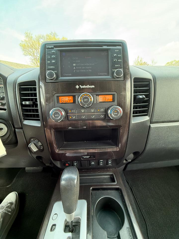 Nissan Titan SV Crew Cab 4WD 2013