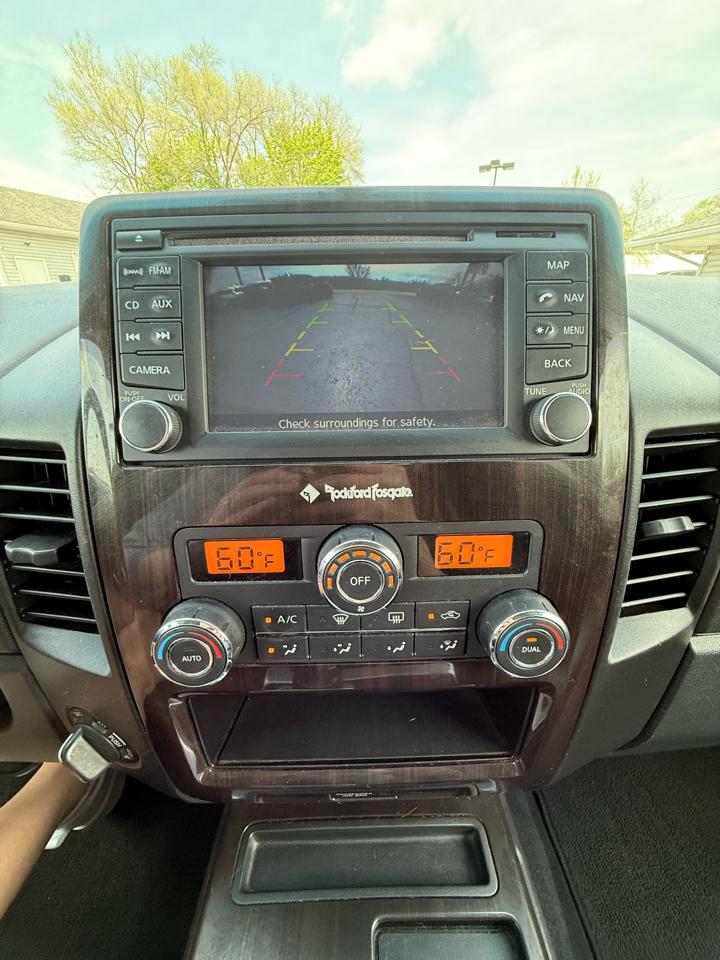 Nissan Titan SV Crew Cab 4WD 2013