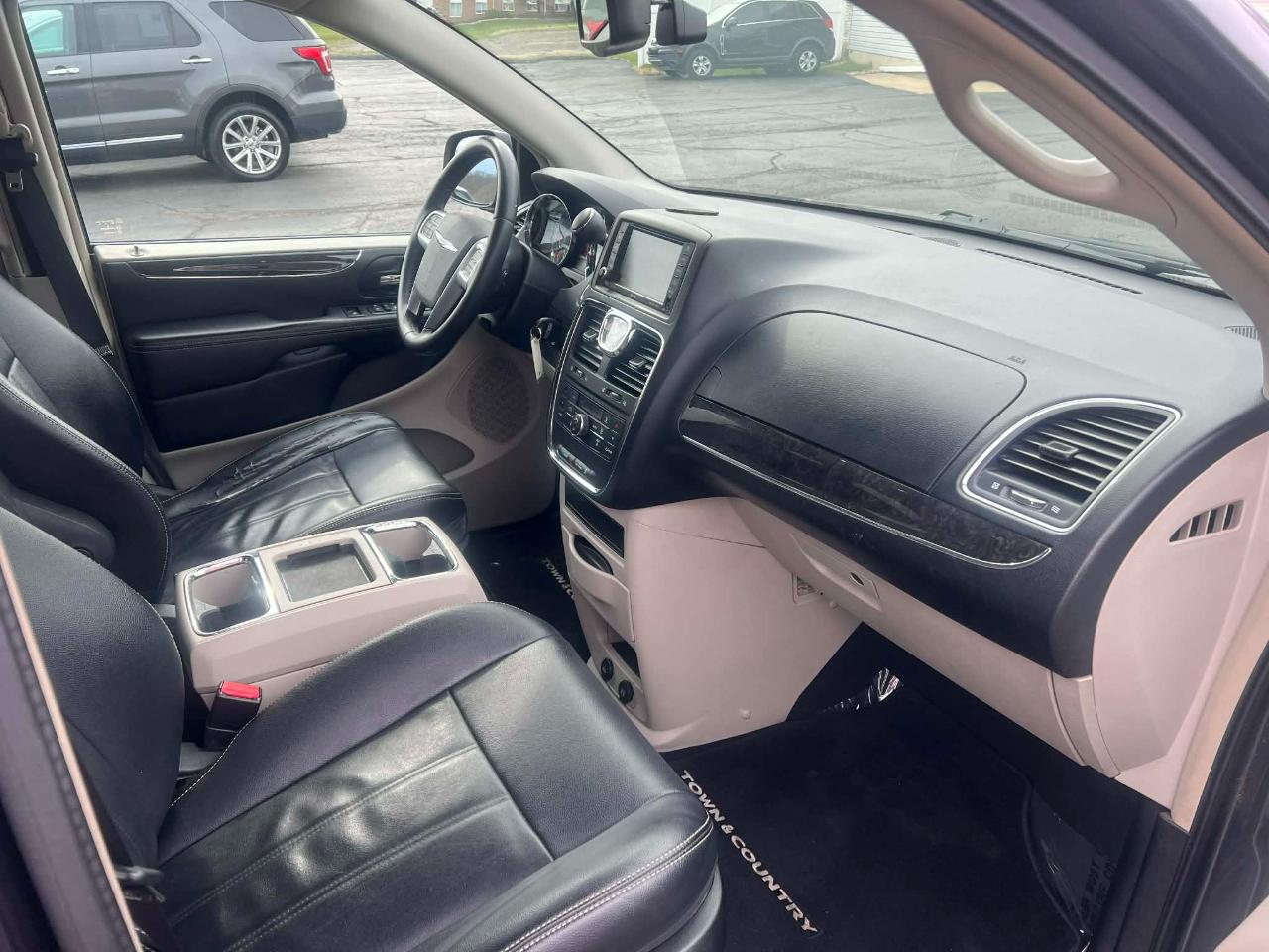 Chrysler Town & Country Touring 2013