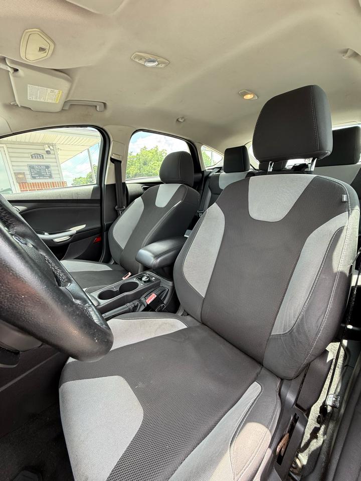 Ford Focus SE 2012