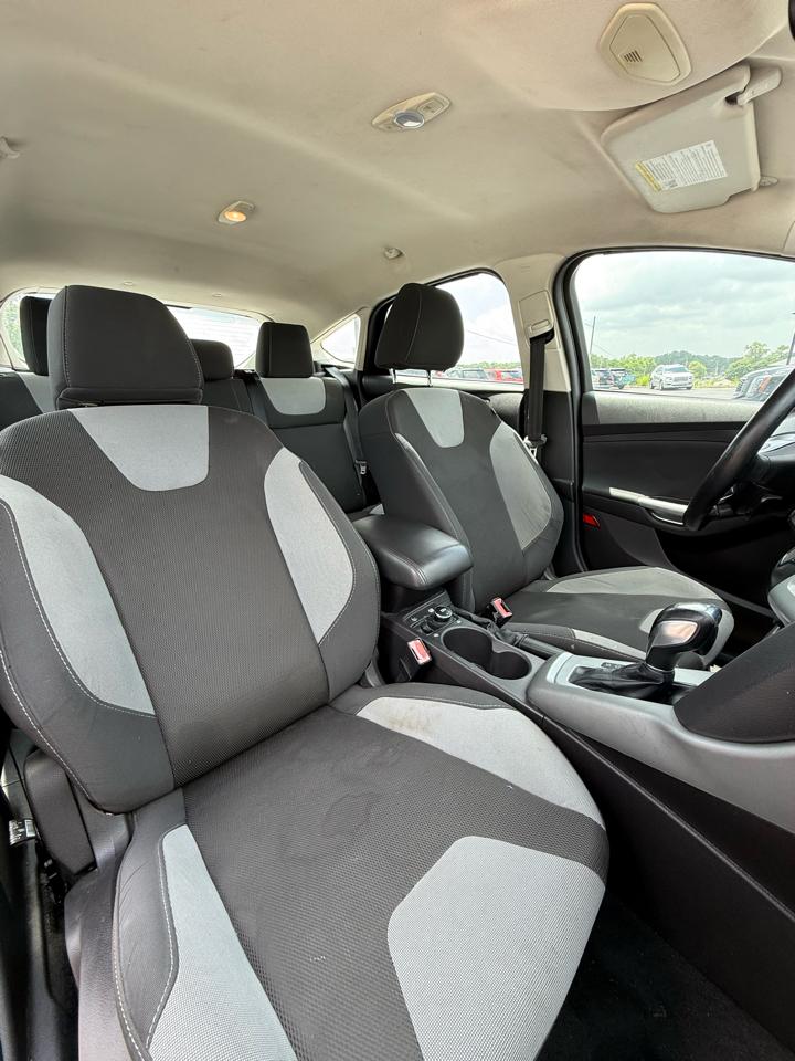 Ford Focus SE 2012