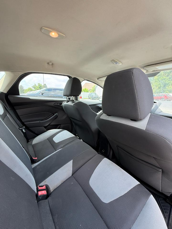 Ford Focus SE 2012
