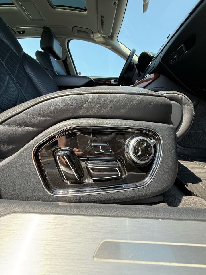Audi A8 4.2L quattro 2012