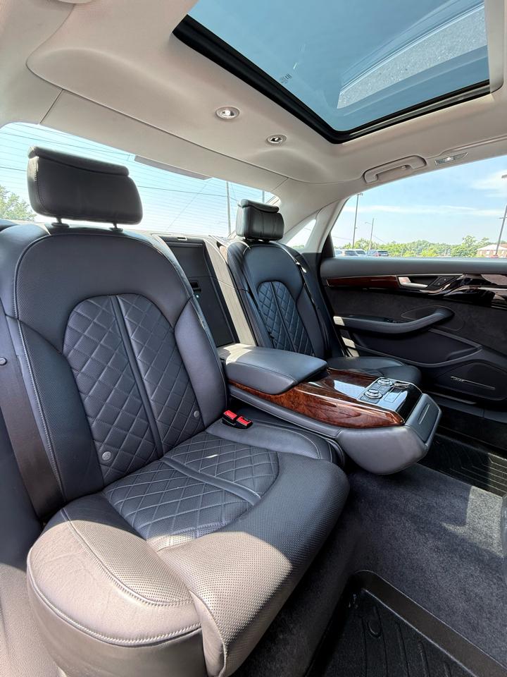Audi A8 4.2L quattro 2012
