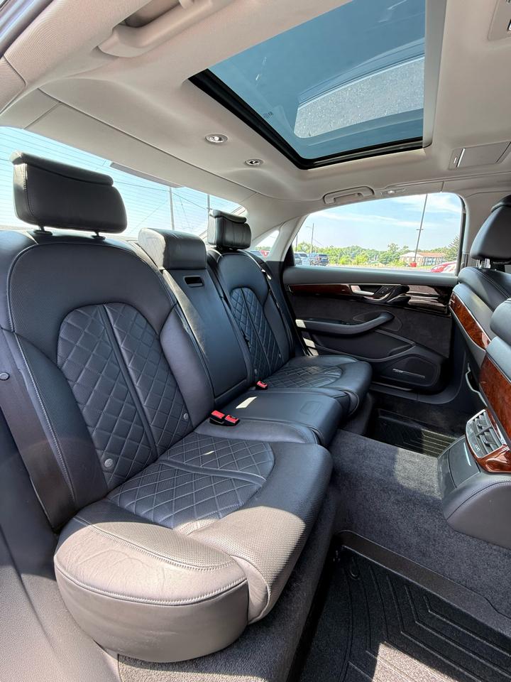 Audi A8 4.2L quattro 2012
